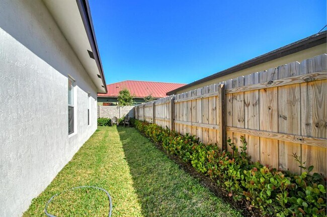 Foto del edificio - 1566 W 26th Ct