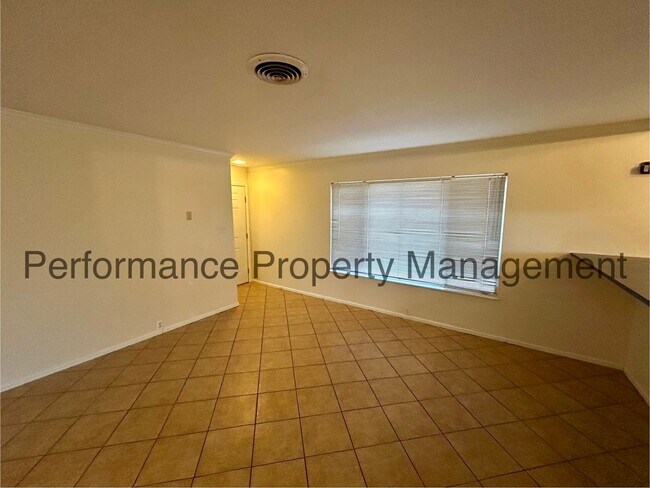 Building Photo - Beautiful 4 Bed/2 Bath Home in Taft w/ RBP...