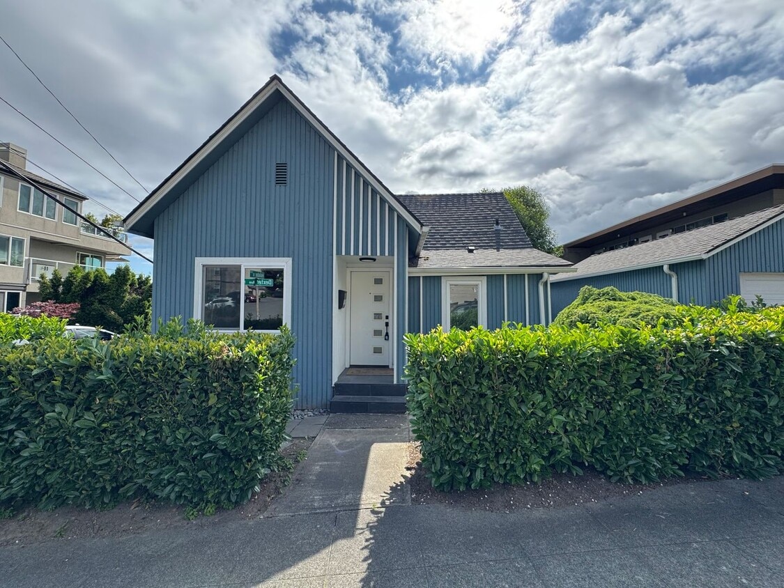 Primary Photo - Beautifully Remodeled Lakeside Home in the...