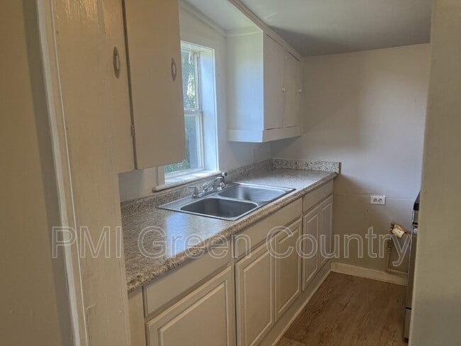 Building Photo - 219 N Bristow Ave