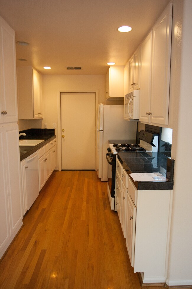 Foto del edificio - Coming Soon! Conveniently Located Townhome...