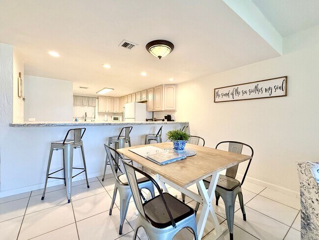 Foto del edificio - Coastal comfort awaits in this furnished 2Bedrooms / 2Baths condo in Daytona Beach!