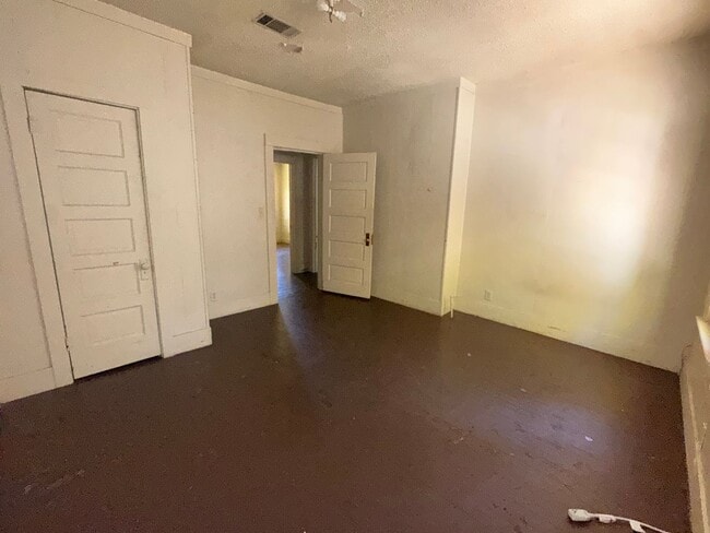 Building Photo - Cute 3 bedroom duplex