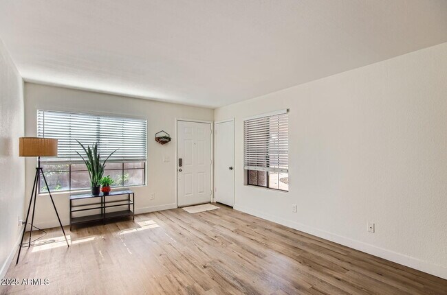 Foto del edificio - 700 E Mesquite Cir