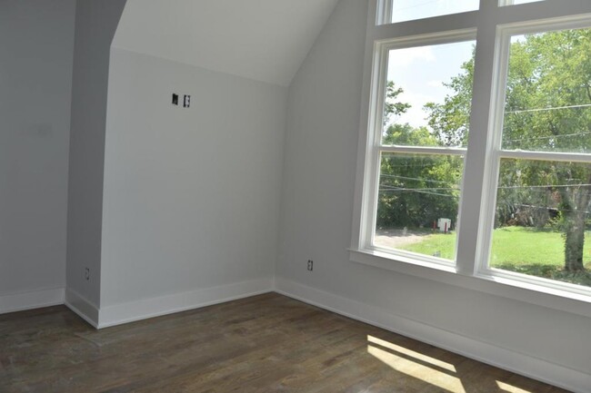 Building Photo - 1602 Heiman Street Unit A