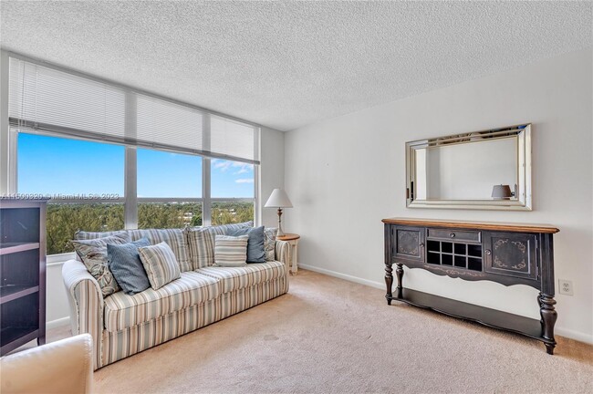 Foto del edificio - 4101 Pine Tree Dr