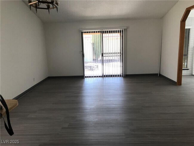 Foto del edificio - 6271 Cedarwood Ave