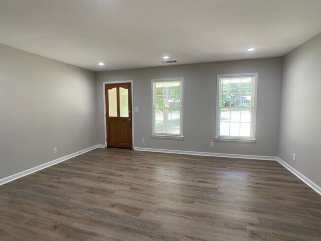Foto del edificio - WOW! Newly renovated 3 bedroom home! Great...