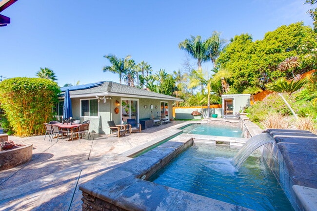 Building Photo - 3000 Azahar St