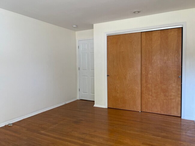 Foto del edificio - Charming Mid-Century Modern 3 bedroom on the West Side $1700 per month