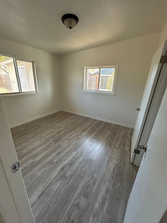 Building Photo - 991 Suiter St