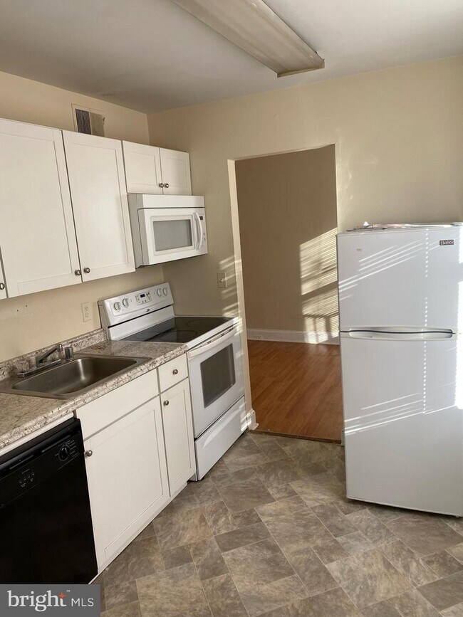 Building Photo - 914 Light St