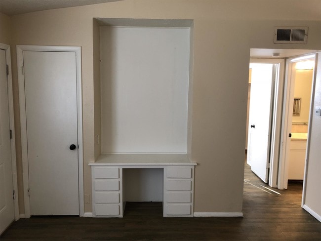 Building Photo - 913 Drake Dr