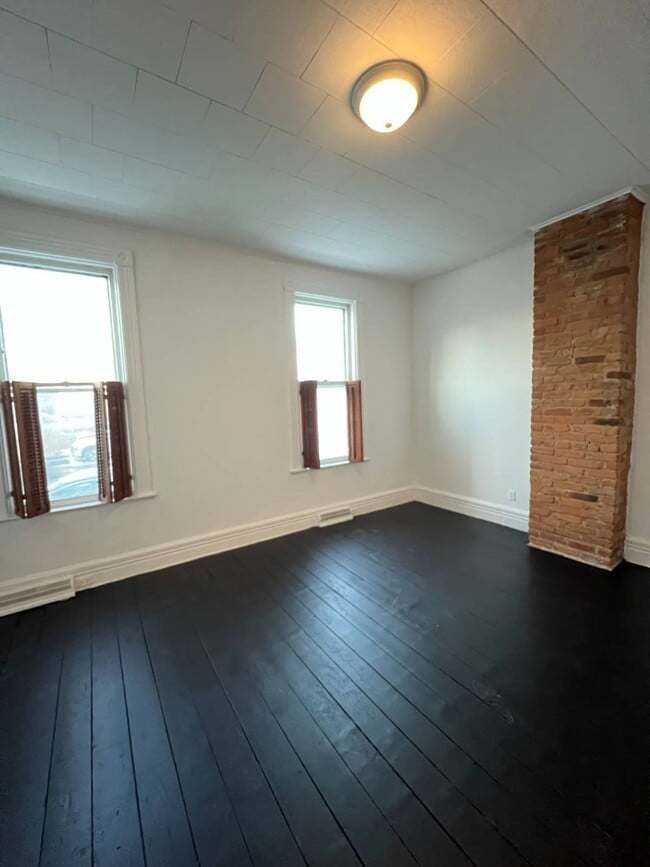 Building Photo - 124 Front St