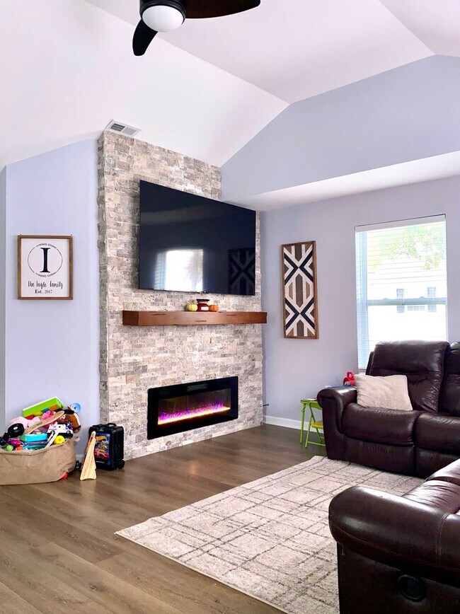 Building Photo - Charming 3 BR/2 BA Single-Family Home in P...