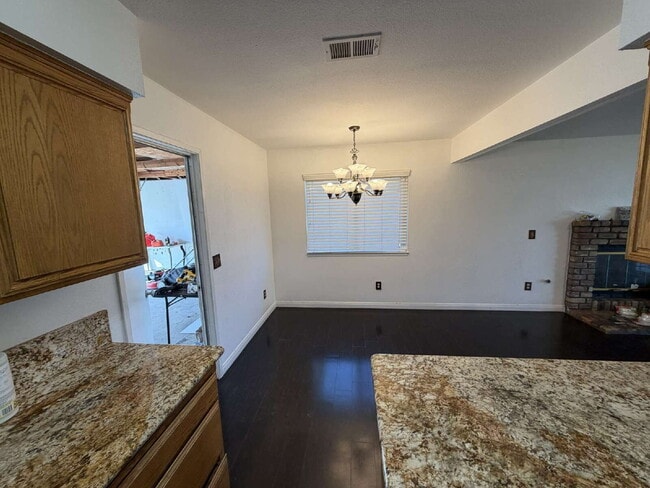 Foto del edificio - Spacious Single-Story Home with Large Yard & Classic Charm