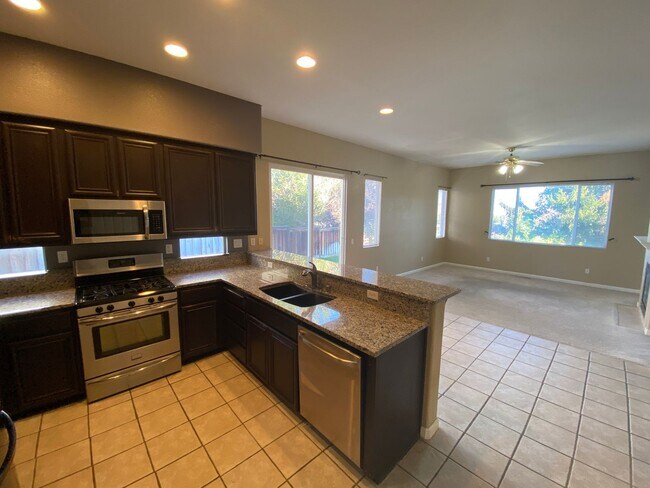 Building Photo - Sparks - Spacious 4 Bedroom 2 Bath Single-...