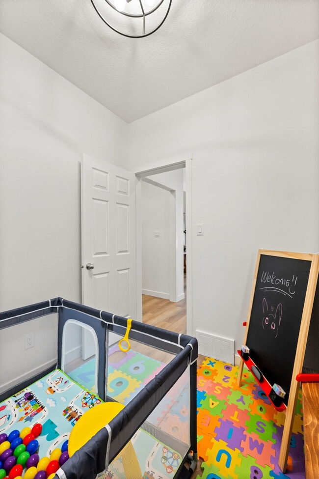 Photo du bâtiment - 1430 Aster Way NW