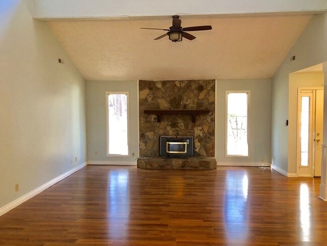 Foto del edificio - 215 Meadowood Ln
