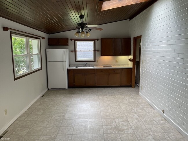 Building Photo - 2 br, 1 bath House - 102 White Lake Dr