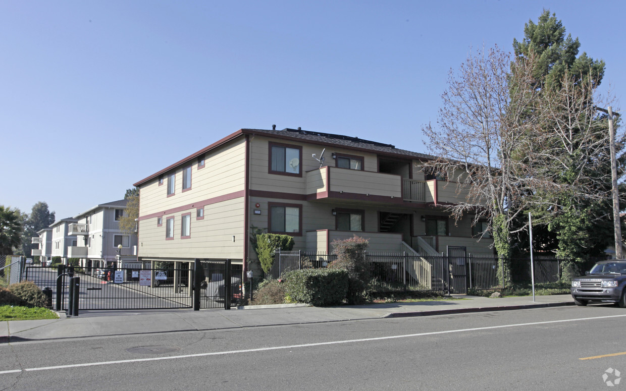 Primary Photo - Creekside Villas