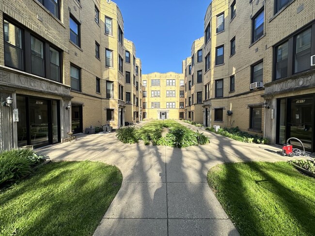 Building Photo - 3817 N Greenview Ave