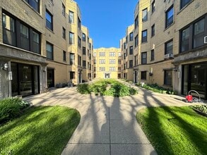 Building Photo - 3817 N Greenview Ave