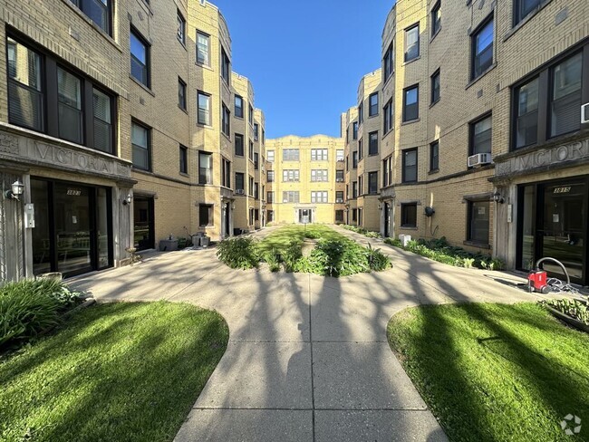 Building Photo - 3817 N Greenview Ave