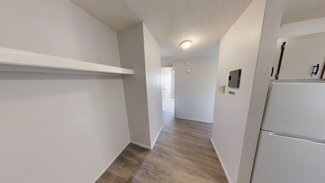 Building Photo - 9656 Hillcrest Dr