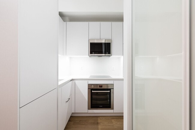 Building Photo - 160 Huron St