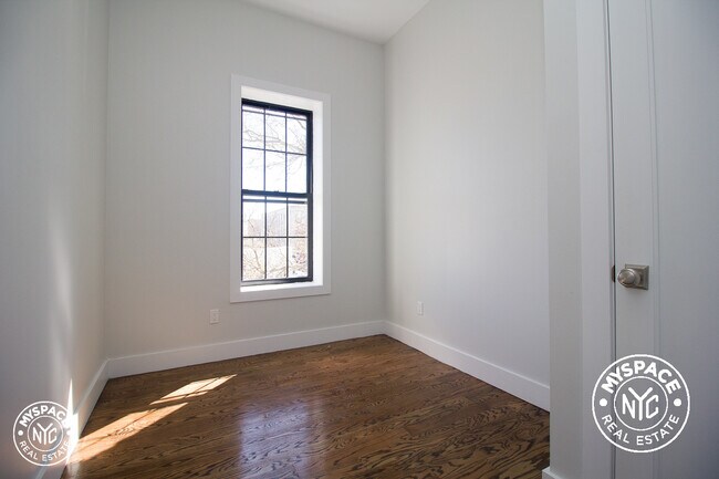 Foto del edificio - 854 Rogers Ave