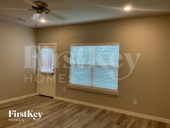 Foto del edificio - 328 Niki Dr