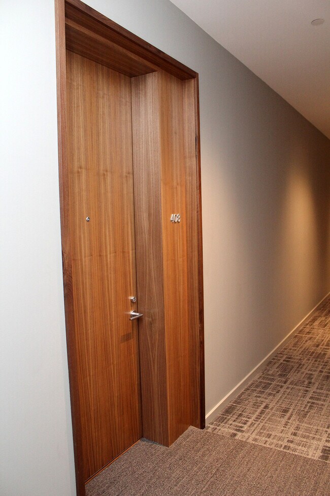 Building Photo - Unrivaled Cosmopolitan Condo w/Breathtaking City & River Views