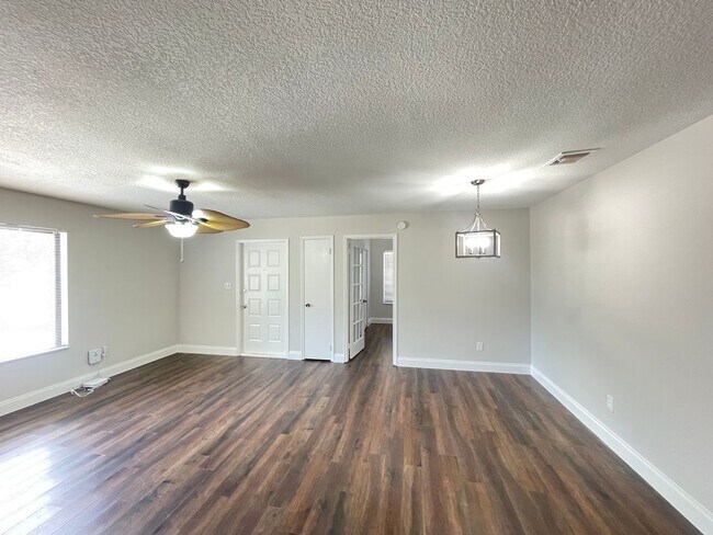 Foto del edificio - 7800 Fernbrook Way