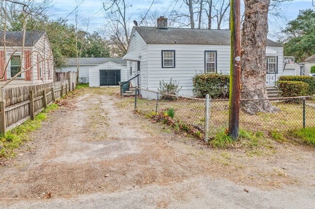 Building Photo - Discover Your New Everyday Haven in Hanahan!