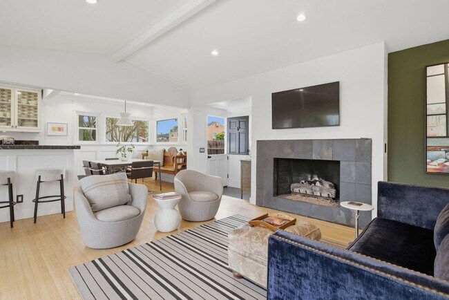 Foto del edificio - Charming Remodeled Costa Mesa Home Near Back Bay & 17th Street – Designer Kitchen & Lush Outdoor ...