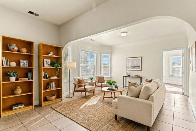 Massive 1,200 Sq Ft Renovated 3BR/2BA w/ Master Suite - Massive 1,200 Sq Ft Renovated 3BR/2BA w/ Master Suite Apartment