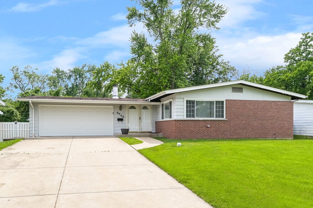 Primary Photo - 2550 N Waterford Dr