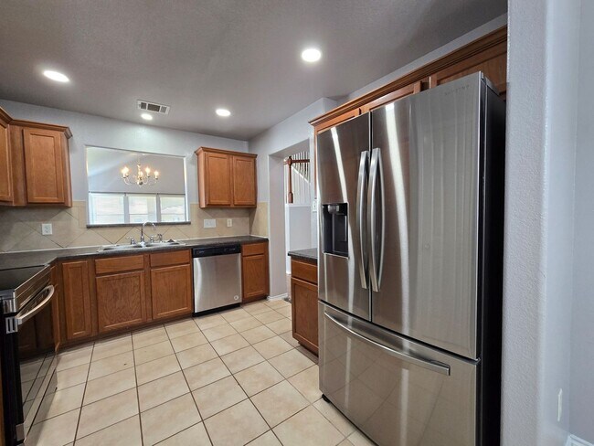 Foto del edificio - NEW IN MANAGEMENT - AVAILABLE NOW!