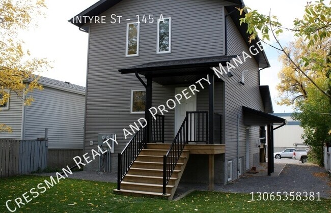 Photo du bâtiment - 3 Bedroom 2 Bathroom Main Floor Suite North Regina