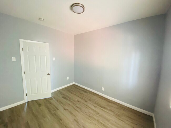 Building Photo - 252 S 7th St