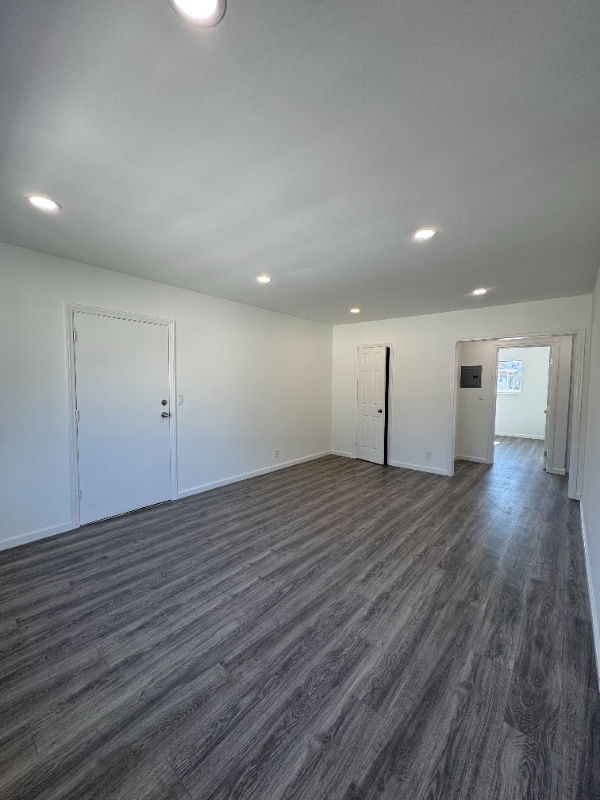 Building Photo - 15029 Burbank Blvd