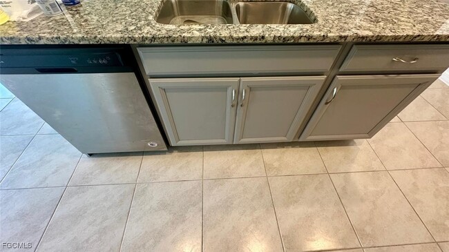 Foto del edificio - 3034 Royal Gardens Ave