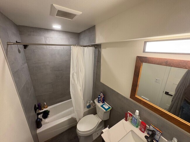 Foto del edificio - 216 E 7th St