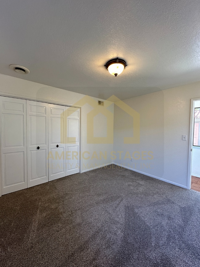 Building Photo - 632 University Dr