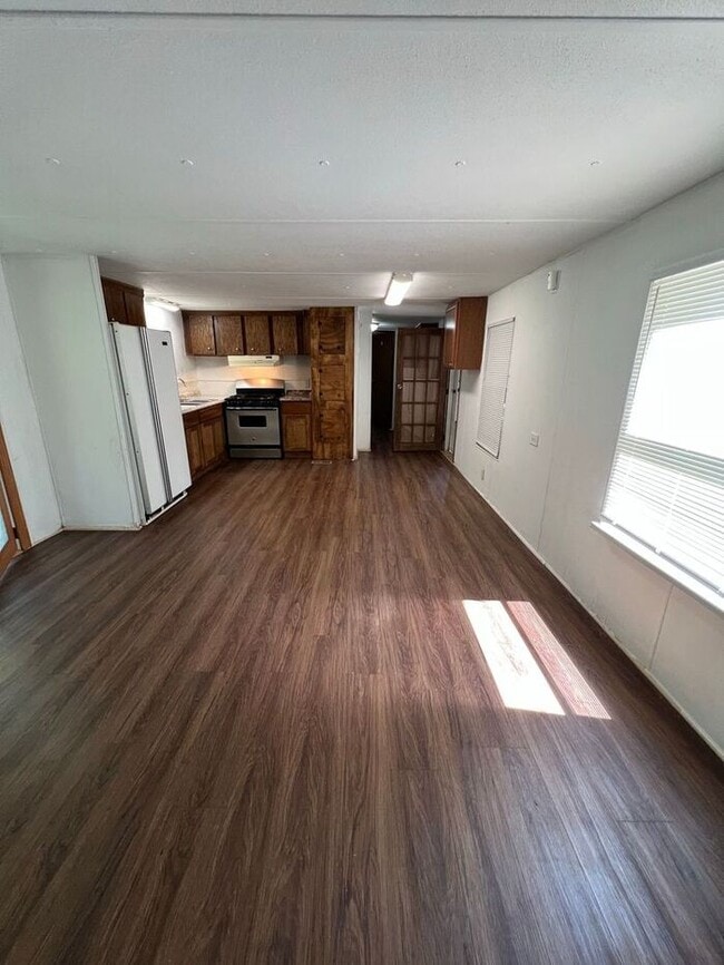 Building Photo - Bright & Spacious 2-Bedroom Mobile Home with Open Floor Plan