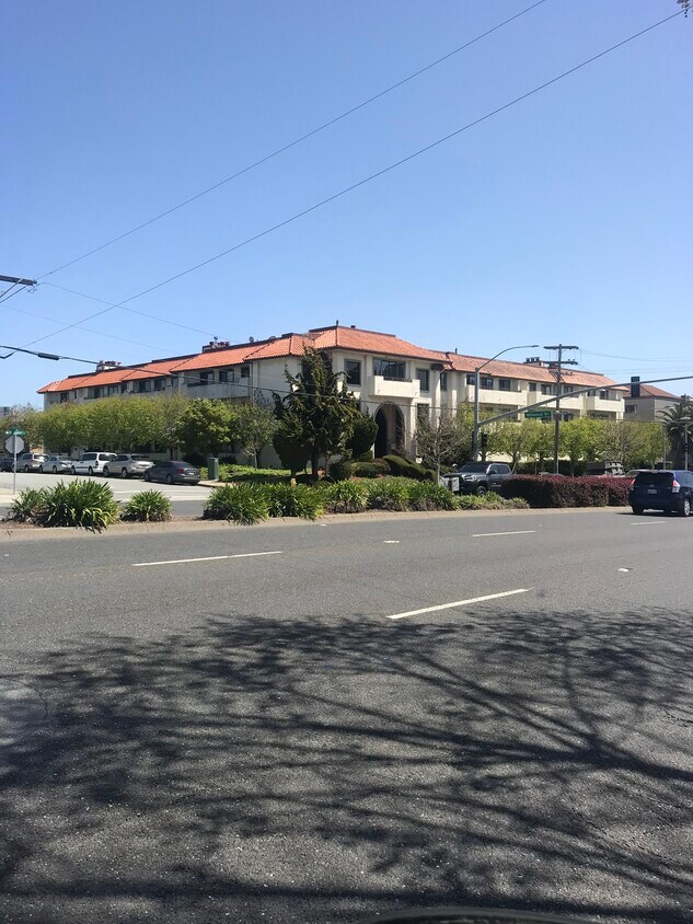 Front view of building - 1396 El Camino Real