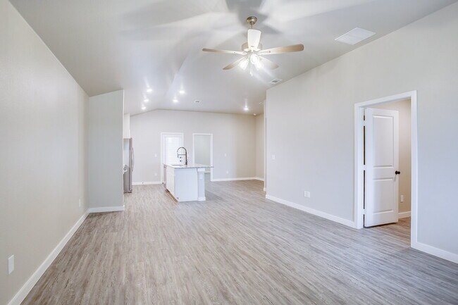 Foto del edificio - Like New Construction in Cooper District!