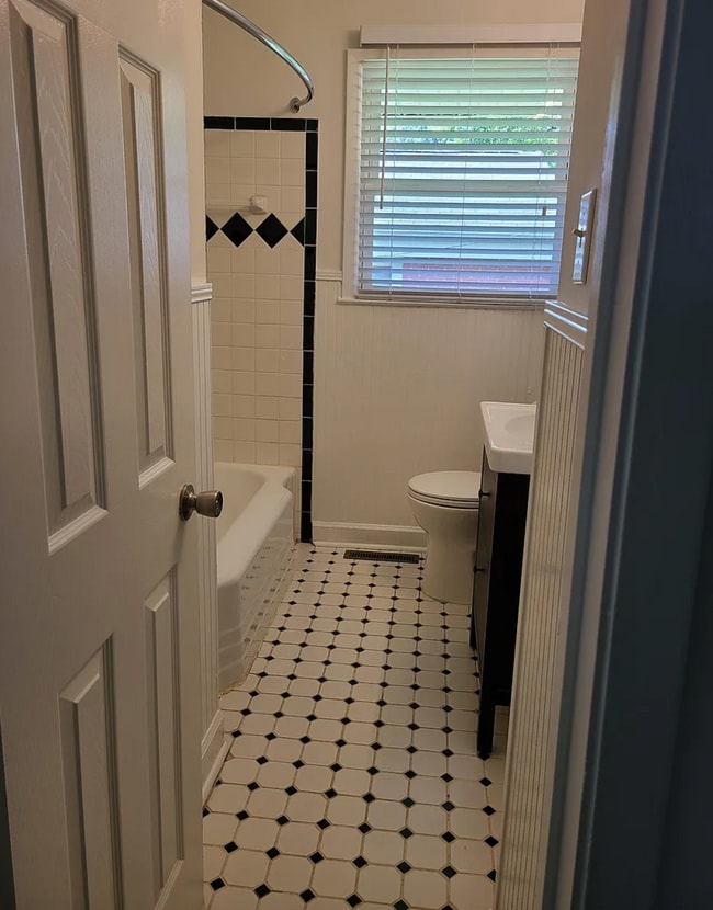 Segundo baño - 3500 Rogers St