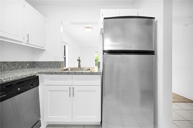 Building Photo - Colonial Village - 7550 Stirling Rd